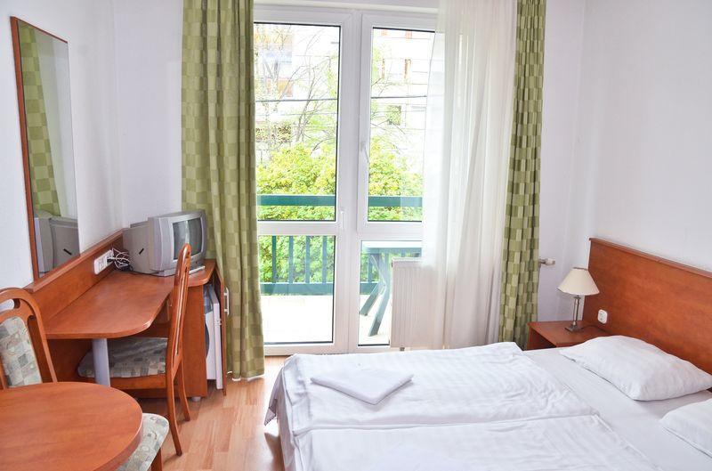 Hotel Kristaly ไฮจ์ดุสโซบอสโล ภายนอก รูปภาพ