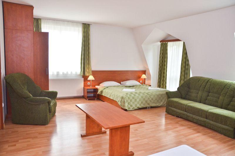Hotel Kristaly ไฮจ์ดุสโซบอสโล ภายนอก รูปภาพ