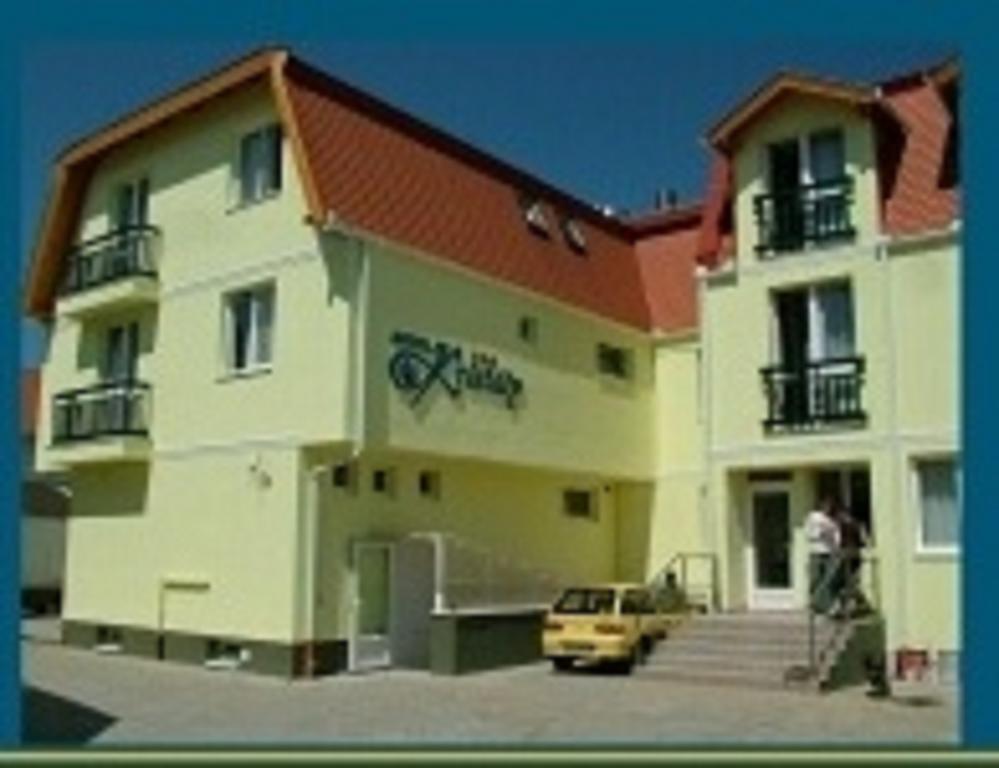 Hotel Kristaly ไฮจ์ดุสโซบอสโล ภายนอก รูปภาพ