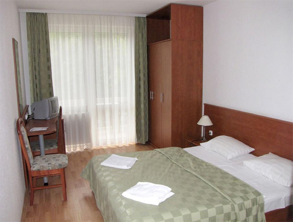 Hotel Kristaly ไฮจ์ดุสโซบอสโล ภายนอก รูปภาพ