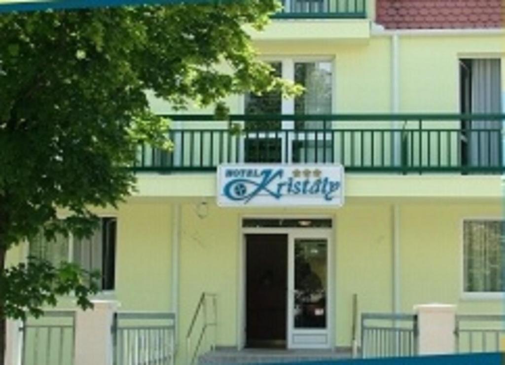 Hotel Kristaly ไฮจ์ดุสโซบอสโล ภายนอก รูปภาพ
